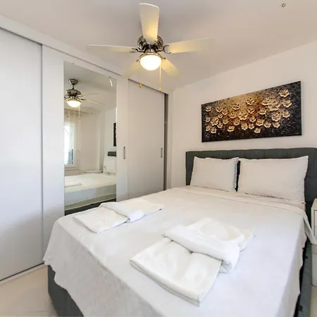 Apartment Sleek House With Garden Right By Sea In Bodrum *